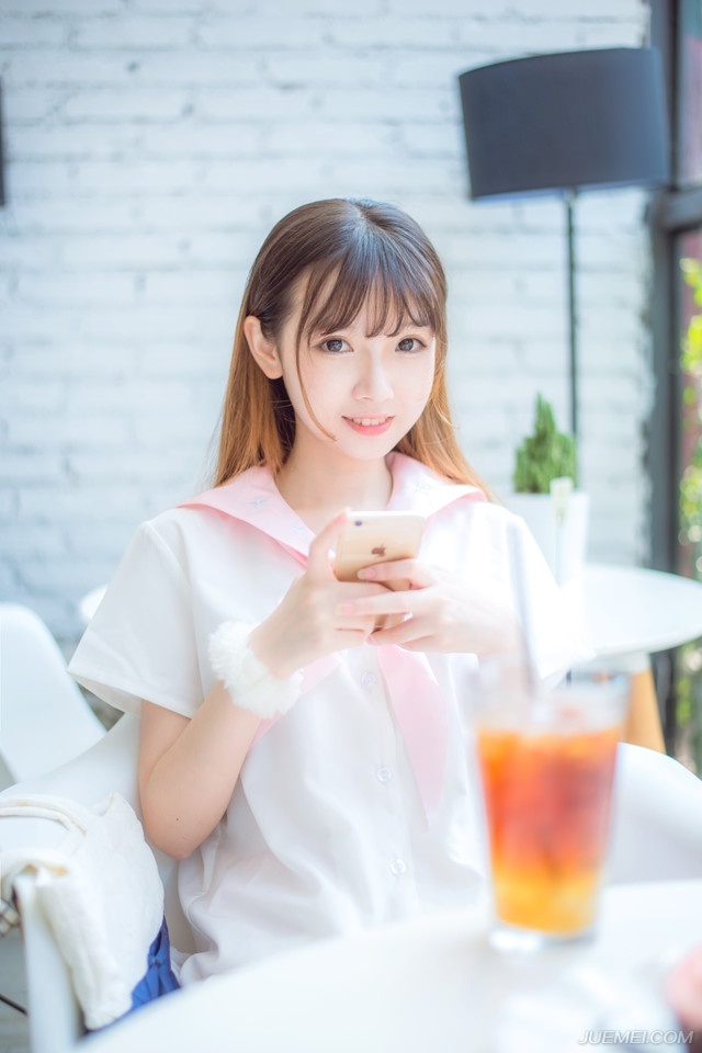 我可以笑着给你一个台阶下，也可以反手给你一个大嘴巴。